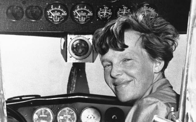 Amelia Earhart w kabinie pilota