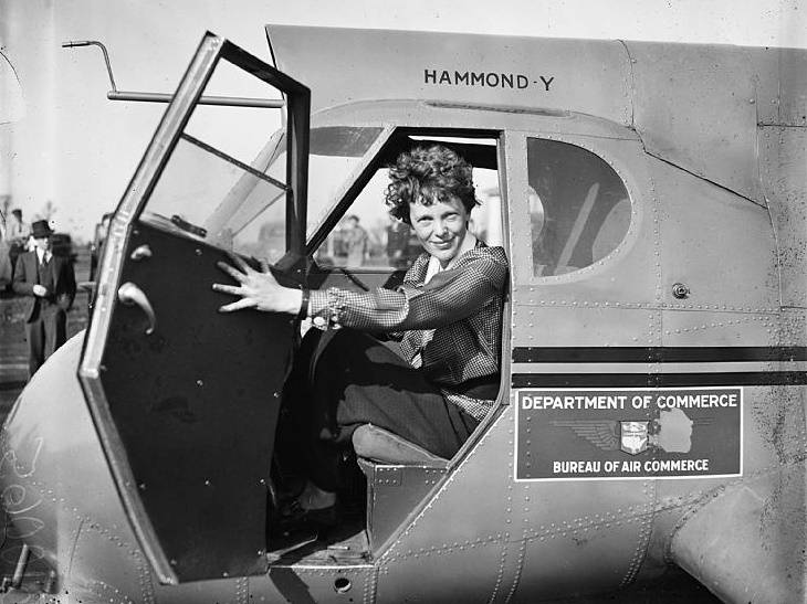 Amelia Earhart za sterami samolotu